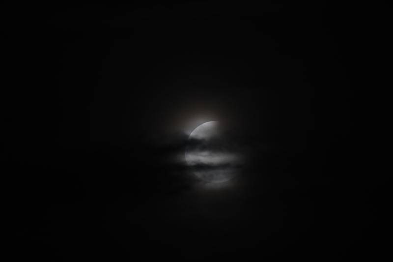 西安“月全食” 被云遮蔽 市民直呼看了个寂寞