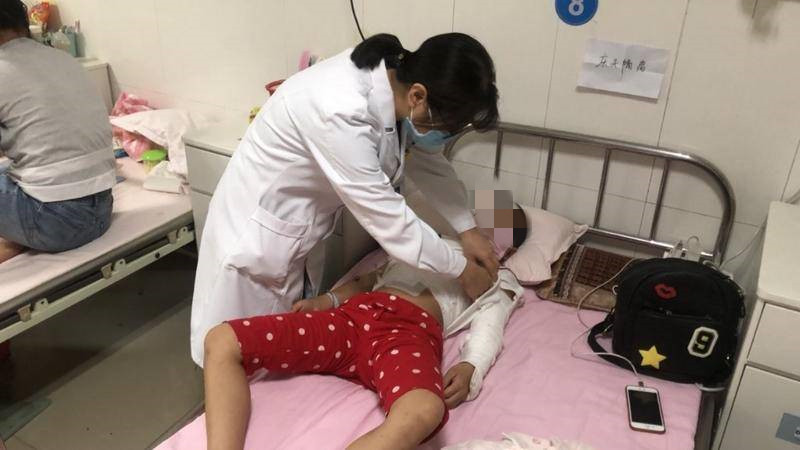 甘肃9岁女孩放风筝被电击送到西安做手术 医生：伤情恢复较好