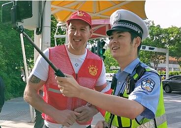 外国友人渭南街头当志愿者 曾因骑车不戴头盔逆行被拦