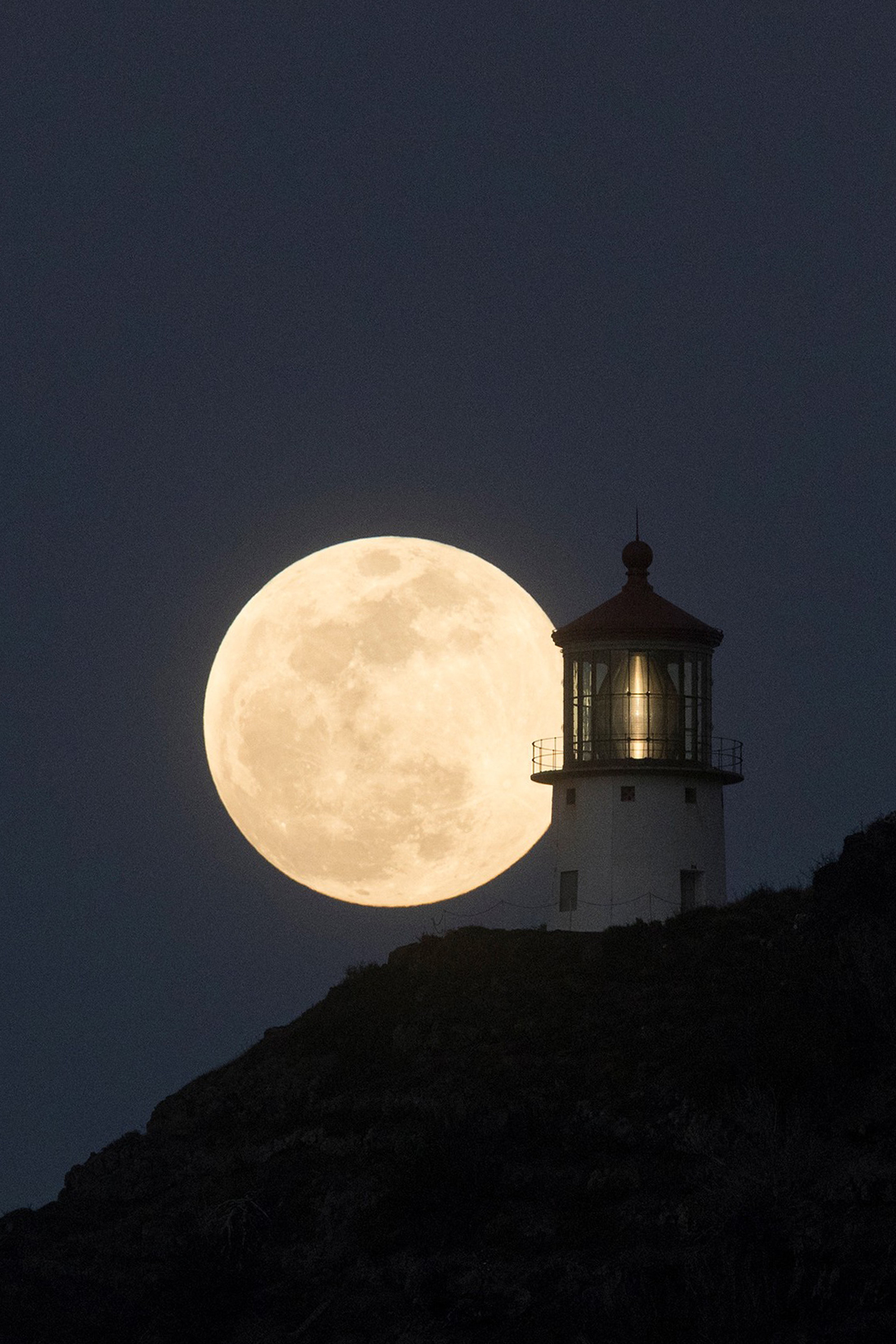 当地时间2021年5月26日，夏威夷檀香山，超级月亮高挂天空。