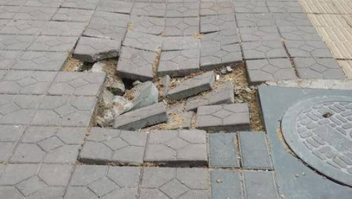 西安红缨东坊人行道地砖破损有隐患 城管局：已反映至所属部门处理