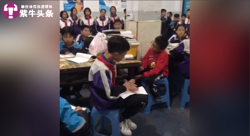 张靖在听老师报同学名字