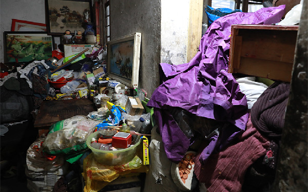 上海阿姨名下多套房产家里堆满垃圾被起诉 法院依法强制清理