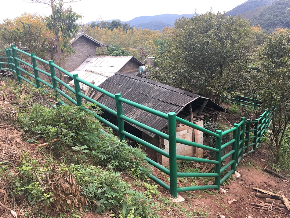 景洪市勐养子保护区内，地理特殊人家安装了防象护栏。