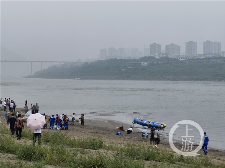 重庆35岁体育老师跳江救人不幸遇难 孩子在岸上目睹全过程
