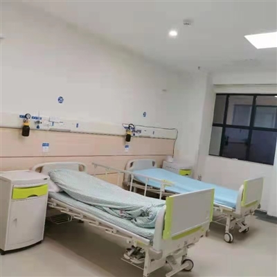 市八医院专门腾出1号楼这两个房间布置高考考场。
