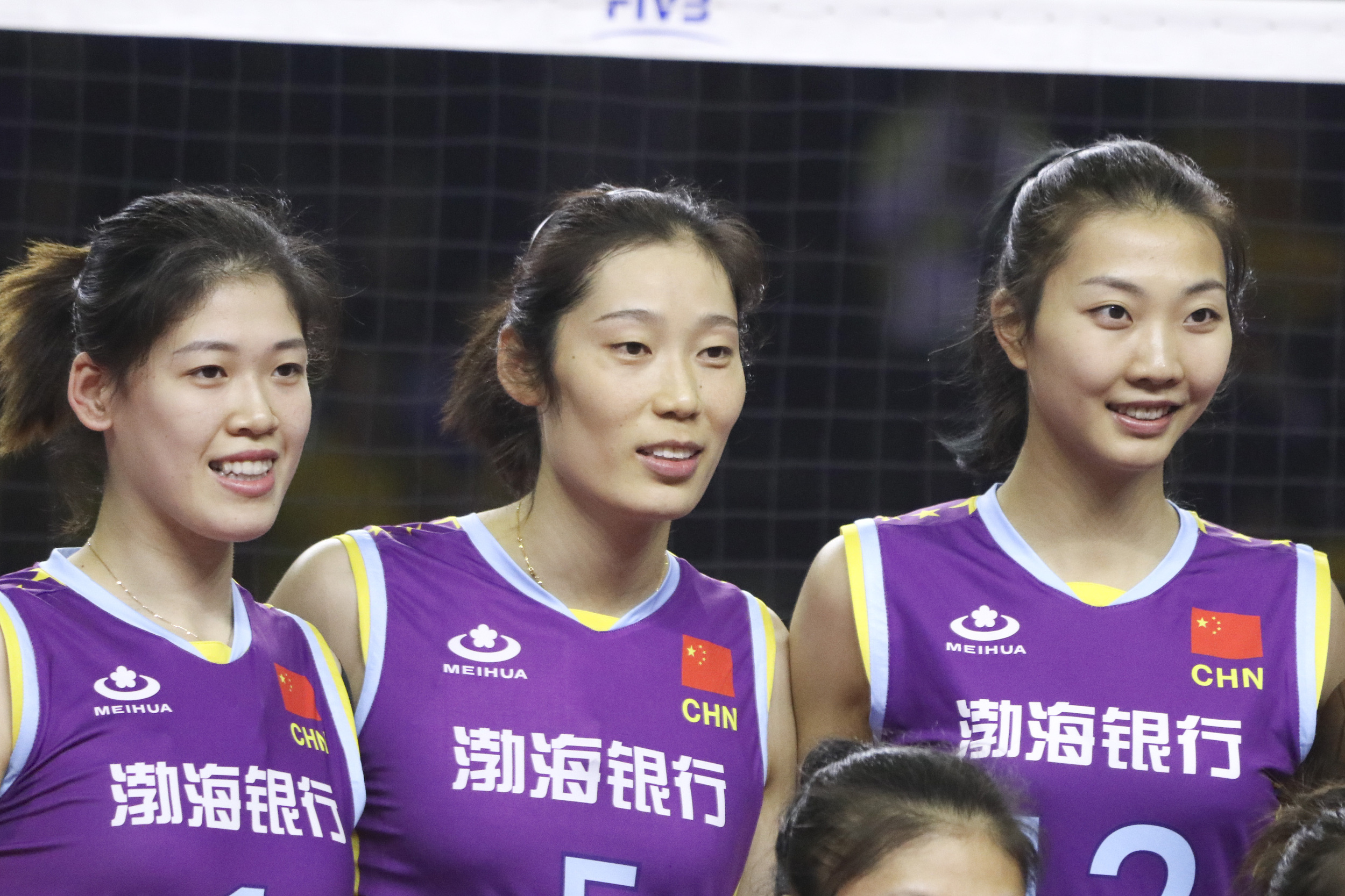 朱婷（中）、袁心玥（右）、李盈莹（左）驰援球队。