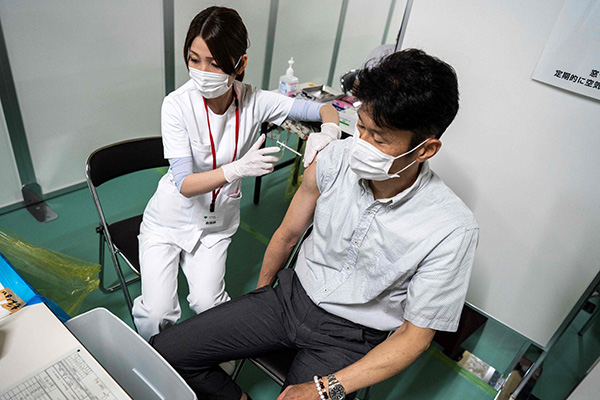 当地时间2021年6月8日，日本东京，市民接种新冠疫苗。人民视觉  图