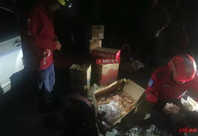 ▲搜救队员持续搜救后在户外进行食物补给。
