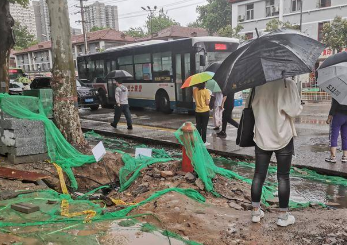 呼声回应丨西安丰镐西路人行道开挖近一月未施工 居民出行不便