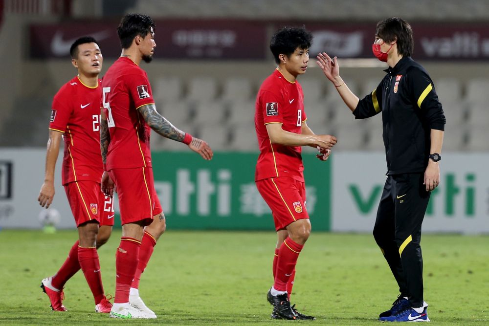 中国队主教练李铁（右一）赛后与球员蒿俊闵（右二）庆祝胜利。新华社发