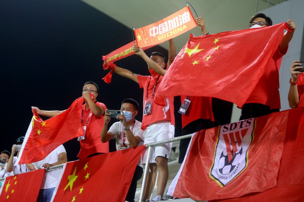 6月15日，现场观战的中国队球迷为球队加油助威。新华社发