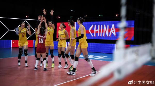 中国女排面对美国队赢下胜利。 本文图片：@中国女排