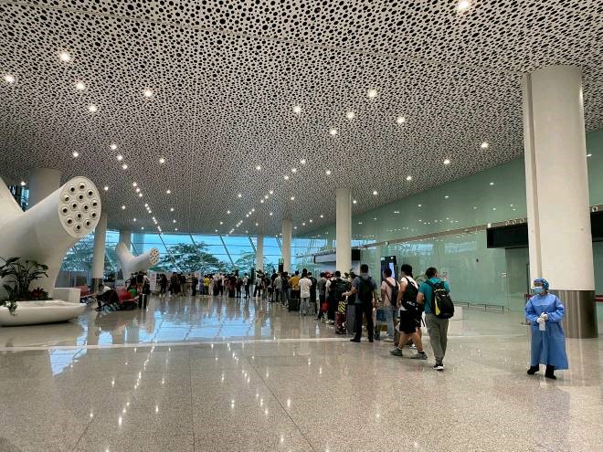 持“黄码”的乘客在深圳宝安机场进行核酸检测。澎湃新闻 图
