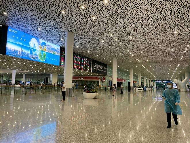深圳宝安机场航站楼内所有的商铺已关闭。澎湃新闻 图   