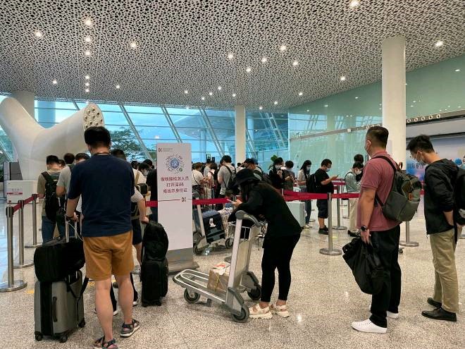 持“黄码”的乘客在深圳宝安机场进行核酸检测。澎湃新闻 图  