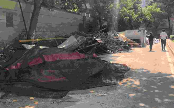 西安恒基·碧翠锦华小区建筑垃圾堆放点扰民被诉 物业：年底前取消