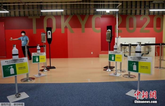 6月20日，东京奥运村首次对媒体开放。图为健身中心入口处摆放有洗手液和防疫标识。