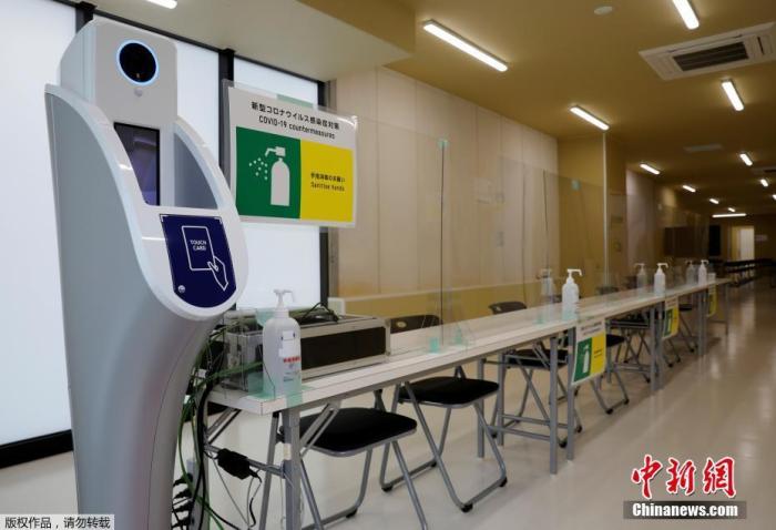 在东京奥运村内的兴奋剂检查站，均配有检测体温的仪器和洗手液等防疫物品。