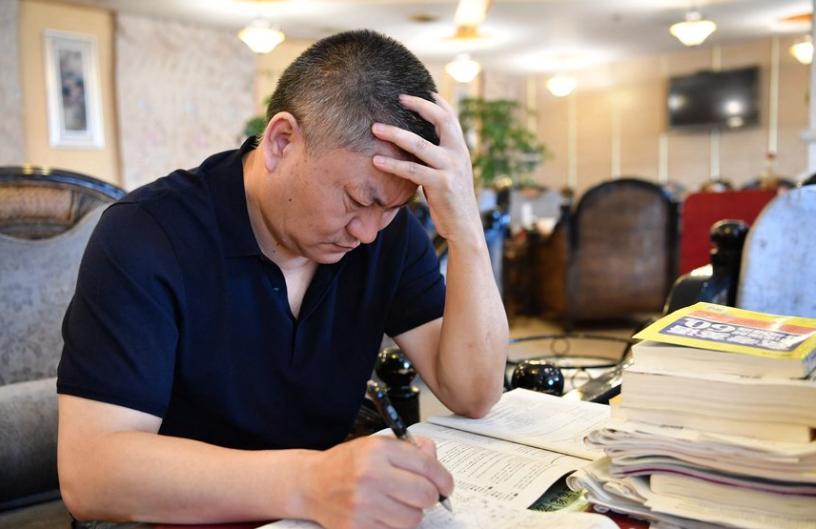 华商连线丨54岁考生第25次高考失利准备“理转文” 回应网友评价