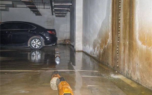 西安锦绣天下·意境小区地下车库漏水严重 积水有10厘米深