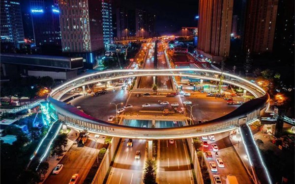 西安南三环-雁翔路环形天桥投入使用 市民暖心“表白”建设者