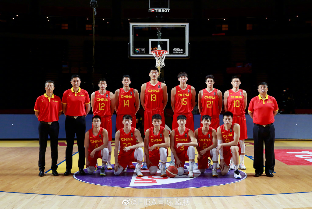 中国男篮赛前全家福。