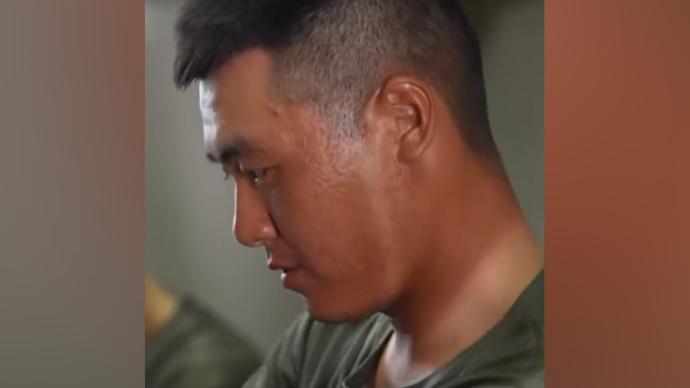 视频丨国旗护卫队每天训练11小时以上 脸上晒出分隔线