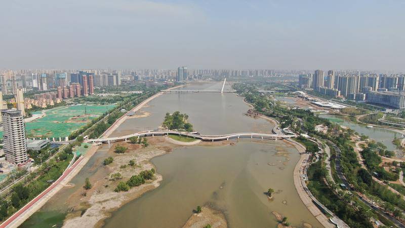 西安灞河天华岛人行桥开通 周边市民大赞：去对岸不用绕道开车了