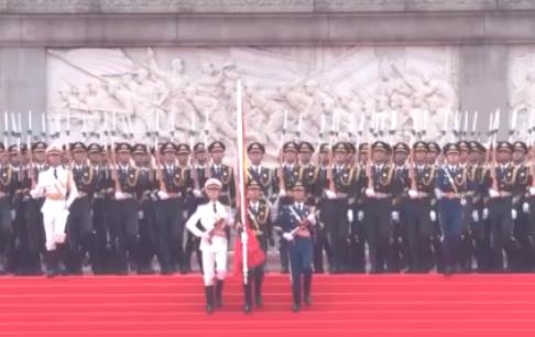 这就是中国排面！迎风40秒不眨眼的国旗护卫队