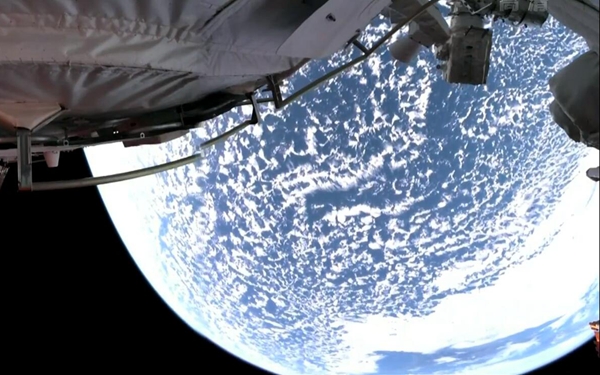 中国空间站航天员首次出舱：全景相机拍到地球绝美画面