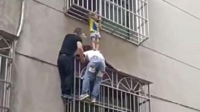 荆州女童头卡防盗窗 31岁年轻妈妈爬墙当肉垫支撑20分钟