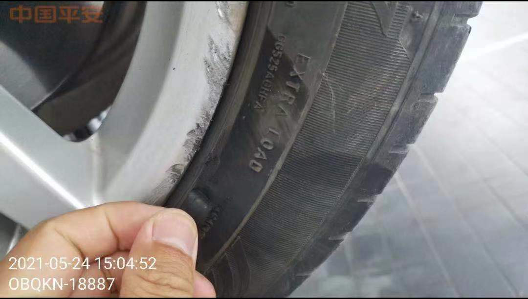轮胎也有受损。