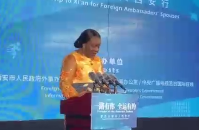 【Hi 西安】 驻华大使夫人热情唱起《没有共产党就没有新中国》