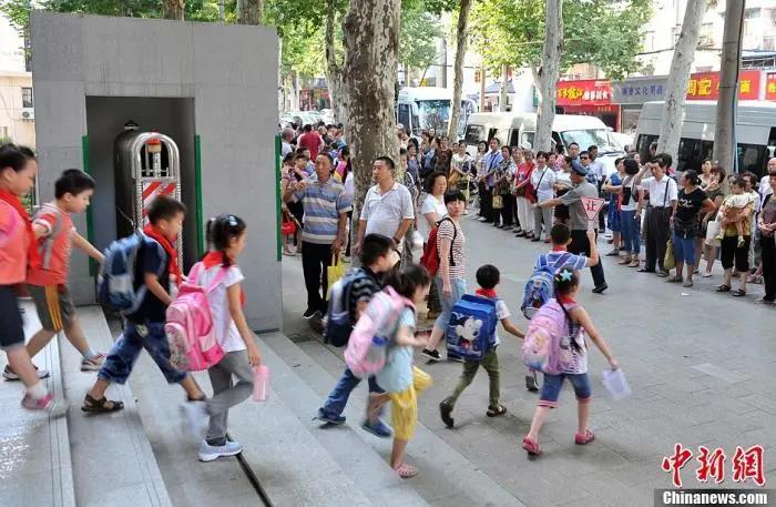 资料图：武汉一小学门外等待学生放学的家长们。<a target='_blank' href='http://www.chinanews.com/'>中新社</a>发 张畅 摄