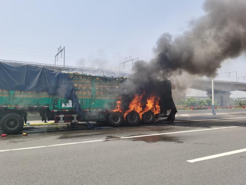 货车咸阳高速路口爆胎后起火自燃 32吨西瓜被烤“熟”