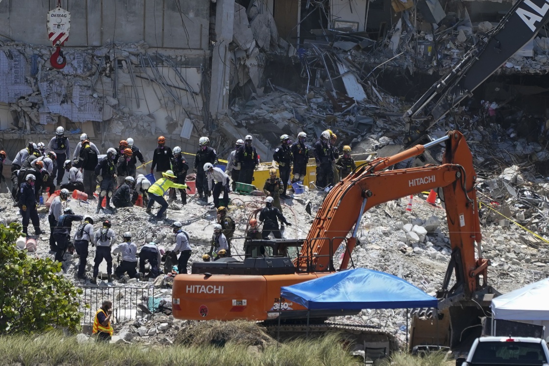 7月2日，救援人员在美国佛罗里达州迈阿密-戴德县的坍塌事故现场工作。新华社 图