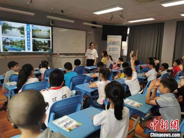 资料图：上海市爱心暑托班学生在教室上课。许婧 摄