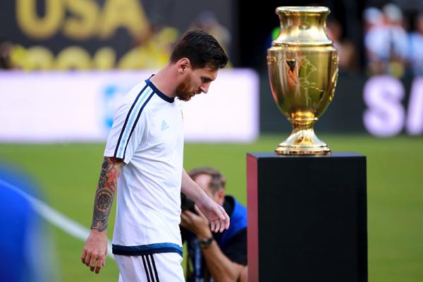 2016年美洲杯决赛失利后，梅西从奖杯旁经过。
