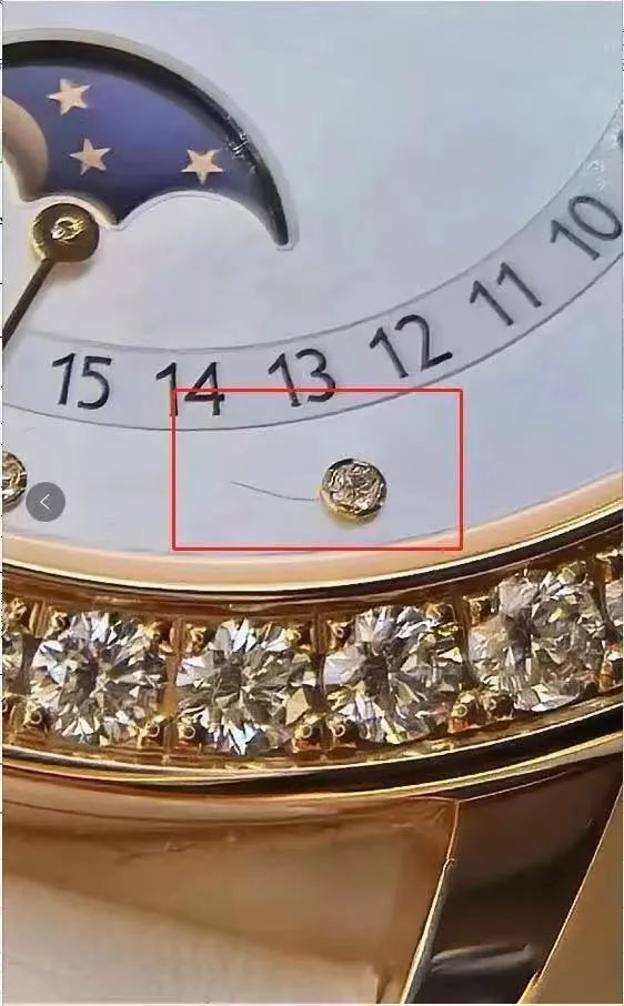 涉案手表表盘五点钟方向处有横向裂纹