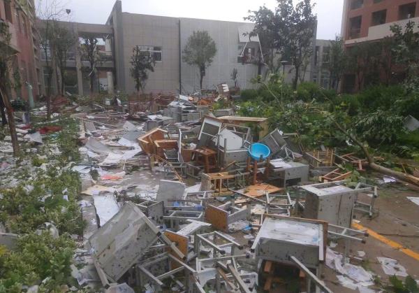 山东莘县遭遇龙卷风：多辆汽车被掀翻 房屋只剩架子
