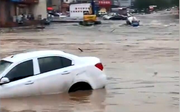 实拍河北暴雨：车被洪水冲走市民抱树自救