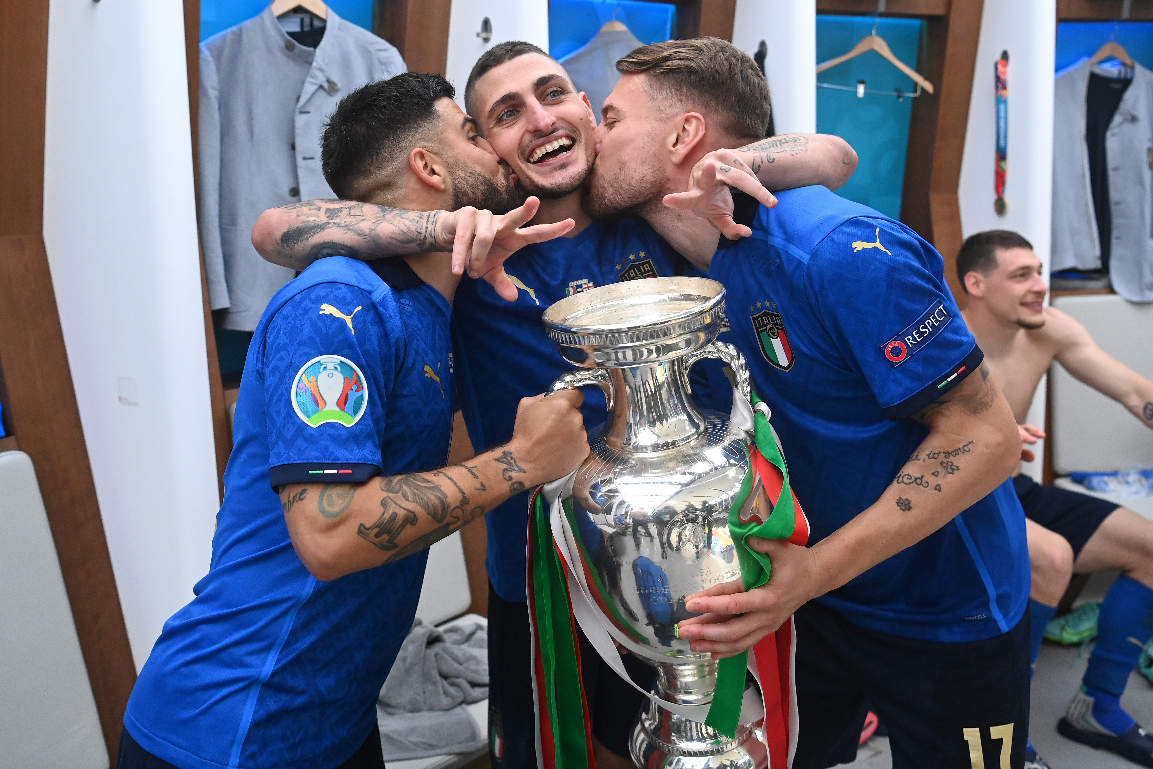 意大利球员互相亲吻。