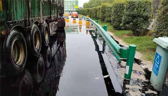 货车途经西安绕城突然抛洒油污 3000多平方米路面被污染