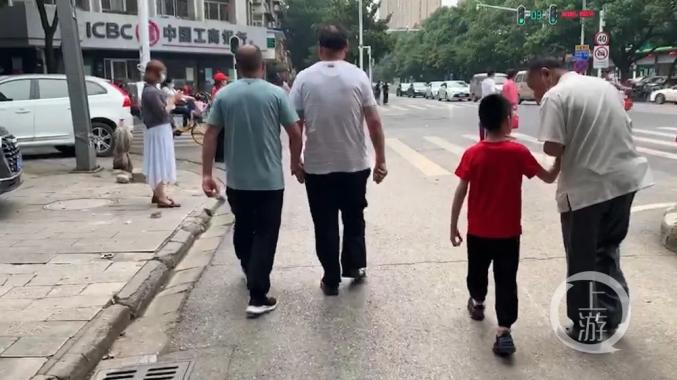 6月15日，湖北赤壁，邱某刚（左一）带着儿子（右二）与父亲邱某炳（左二）团圆。/赤壁市公安局