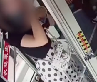 视频|西安一女子公交车上遭遇裙底偷拍 与司机“配合”控制偷拍者