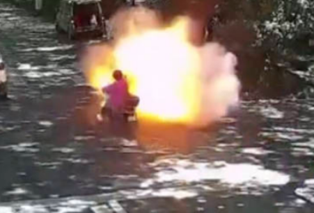 杭州一电动车骑行中突然燃起大火球 一对父女被严重烧伤