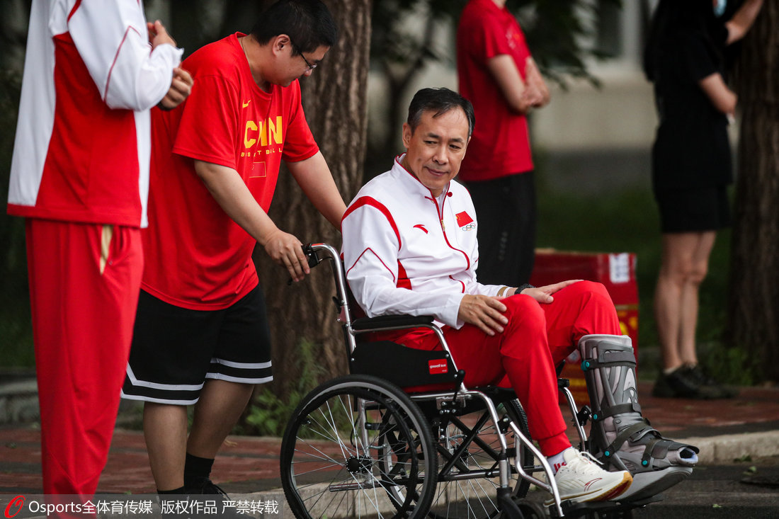 许利民教练坐着轮椅。