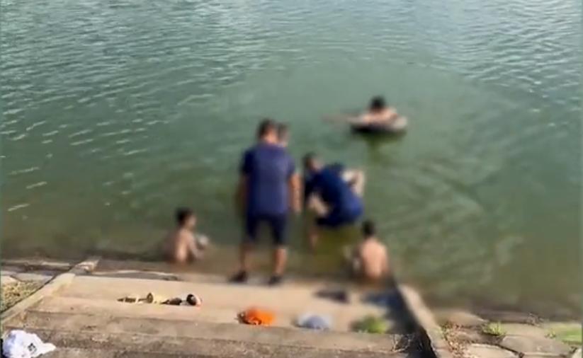消防员下水将孩子拉上岸画面