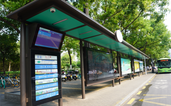 西安上新一批公交候车亭 具有座椅调节温度，视频监控等功能
